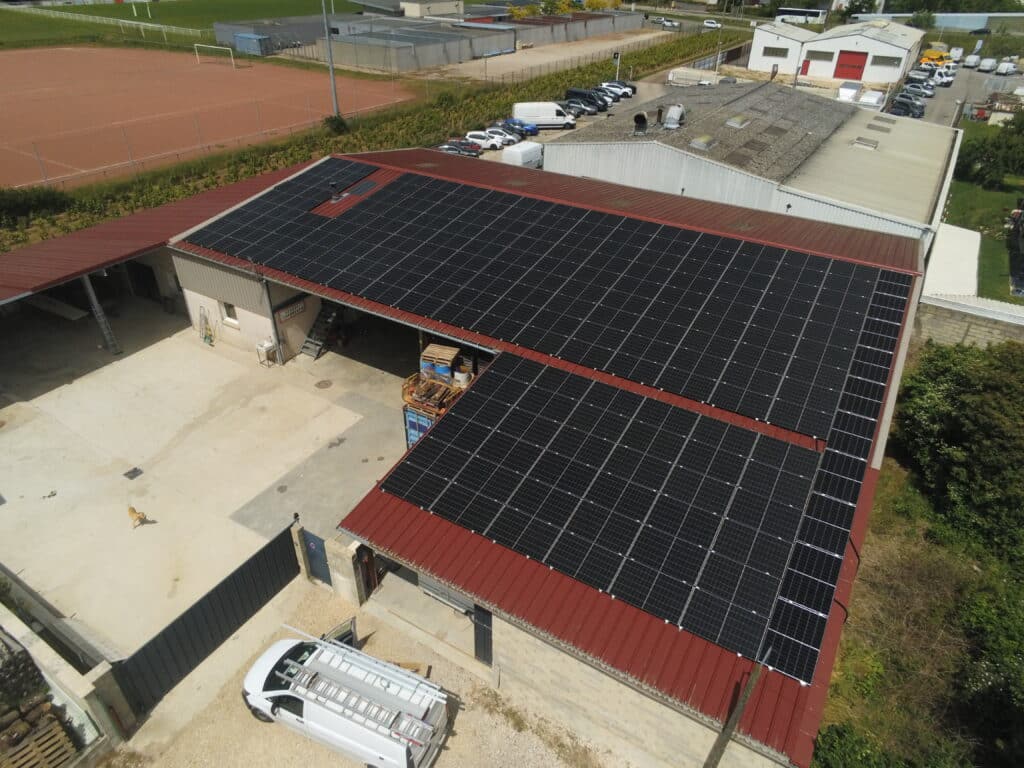 Vue aérienne de l'installation photovoltaïque de 185 panneaux à Gevrey-Chambertin